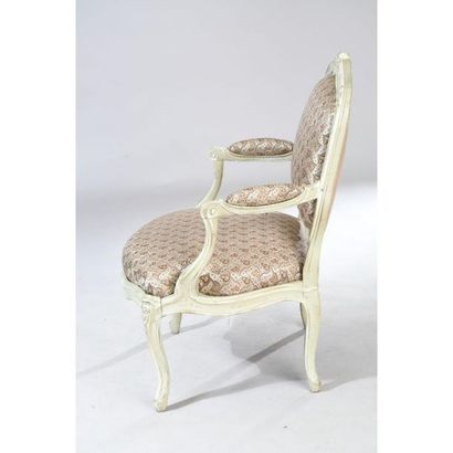 PAIRE DE FAUTEUILS LOUIS XV A CHASSIS en...