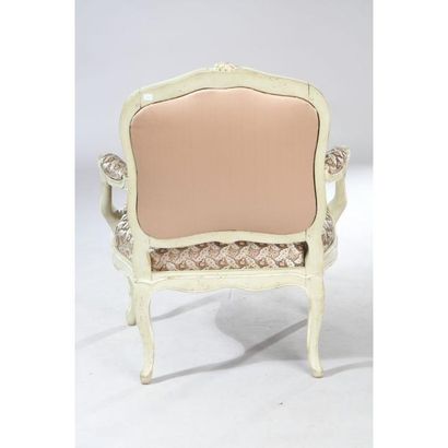 PAIRE DE FAUTEUILS LOUIS XV A CHASSIS en...