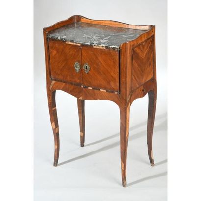 TABLE DE SALON LOUIS XV en placage de bois...
