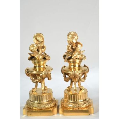 PAIRE DE POTS A FEUX LOUIS XVI en bronze...