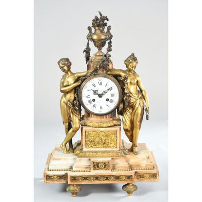 PENDULE DE STYLE LOUIS XVI en bronze doré...