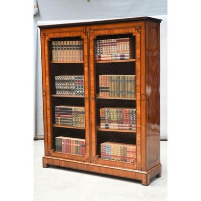 BIBLIOTHEQUE LOUIS XVI de forme rectangulaire...