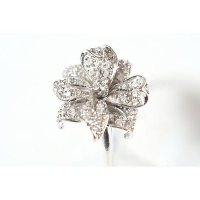 BAGUE fleur en or blanc 750°/°° ornée de...