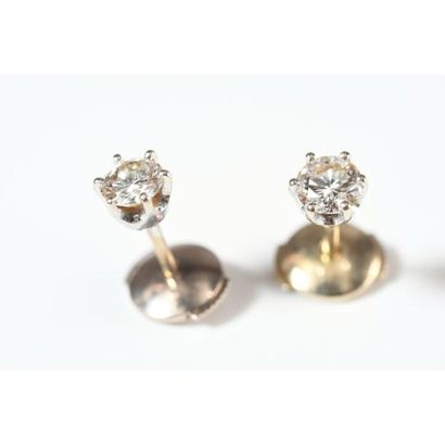 PAIRE DE CLOUS D’OREILLES en or blanc 750°/°°...