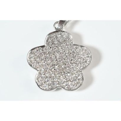 PENDENTIF en or blanc 750°/°° orné d’un motif...