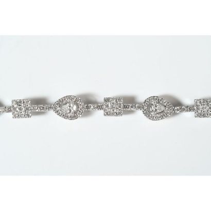 BRACELET en or blanc 750°/°° orné de 3 diamants...