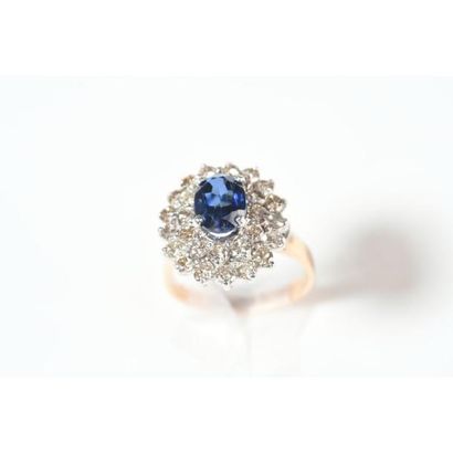 BAGUE 2 ors 750°/°° ornée d’un saphir ovale...