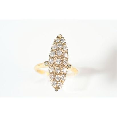 BAGUE Marquise en or jaune 750°/°° ornée...
