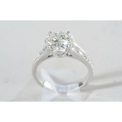 BAGUE anneau en or blanc avec un centre diamant...
