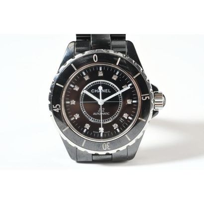 CHANEL. Montre bracelet en céramique noire...