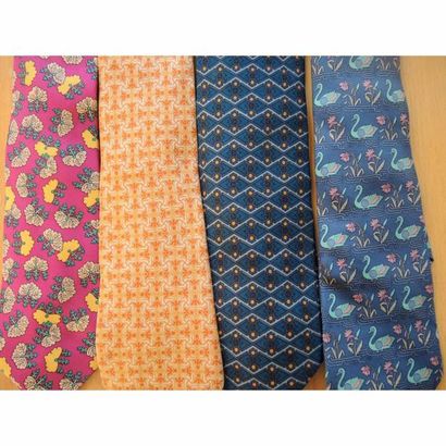 HERMES. Lot de 4 cravates en soie. 