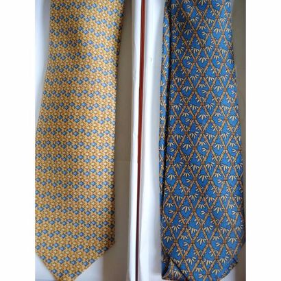 HERMES. 2 cravates en soie jaune et bleu...