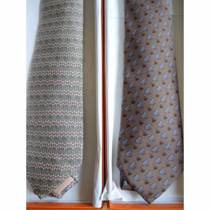 HERMES. 2 cravates en soie beige et rose...