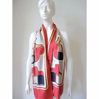 HERMES. Echarpe en soie rouge et écru « Les...