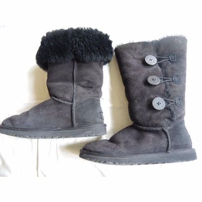 UGG. Paire de boots en mouton retourné noir....