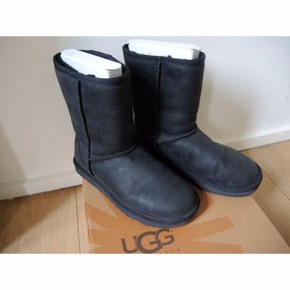 UGG. Paire de boots Classic short en mouton...
