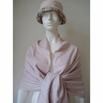 BURBERRY. Chapeau réversible rose et tartan....