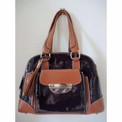 LANCEL. Sac en cuir vernis violet et cuir...