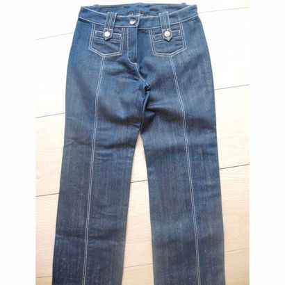 VUITTON. Jean brut. Boutons dorés. T.38....