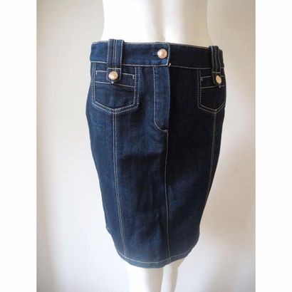VUITTON. Jupe droite en jean brut. Boutons...