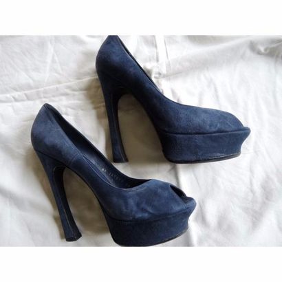 Yves SAINT LAURENT. Escarpins en daim bleu....