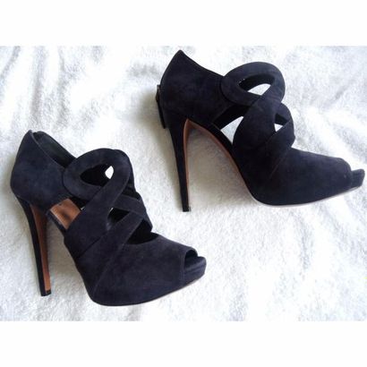 ALAÏA. Escarpins en daim marine bout ouvert...