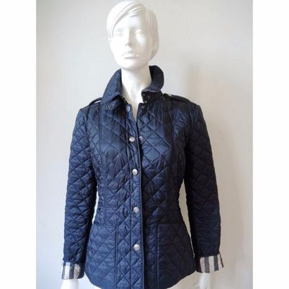 BURBERRY. Veste matelassée bleu marine doublé...