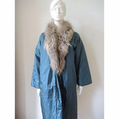 SPRUNG FRERES. Manteau en taffetas bleu vert....
