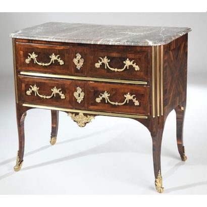 COMMODE SAUTEUSE RÉGENCE en placage de palissandre...