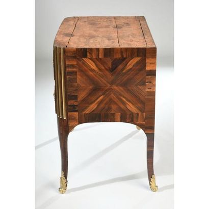 COMMODE SAUTEUSE RÉGENCE en placage de palissandre...