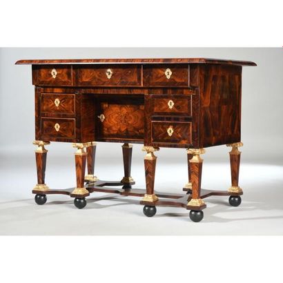 BUREAU MAZARIN DIT DE CHANGEUR à dessus brisé...