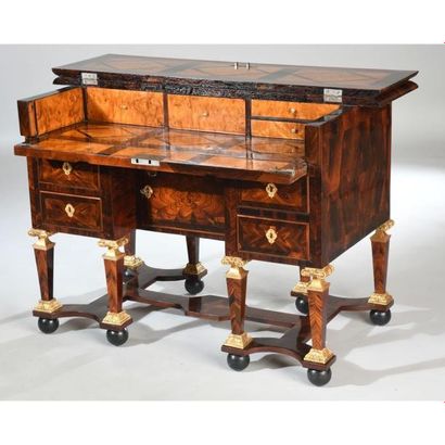 BUREAU MAZARIN DIT DE CHANGEUR à dessus brisé...