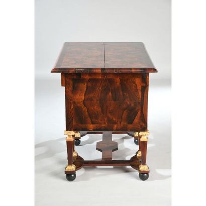 BUREAU MAZARIN DIT DE CHANGEUR à dessus brisé...