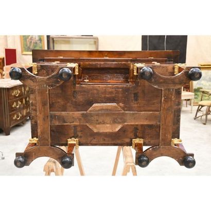 BUREAU MAZARIN DIT DE CHANGEUR à dessus brisé...