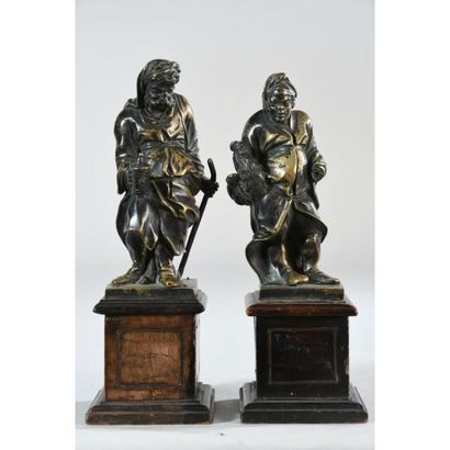 2 SUJETS en bronze patiné représentant des...