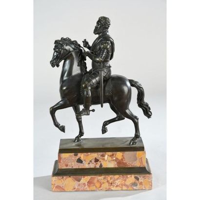 STATUE EQUESTRE représentant Henri IV en...