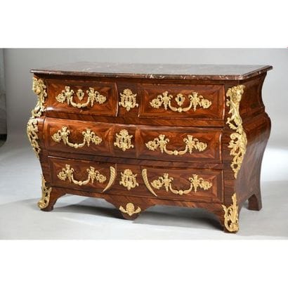 SPECTACULAIRE COMMODE TOMBEAU de forme ventrue...