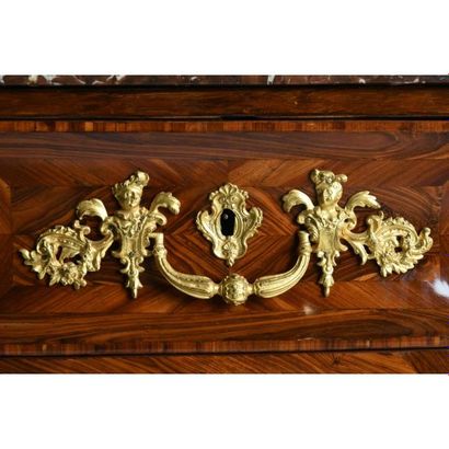 SPECTACULAIRE COMMODE TOMBEAU de forme ventrue...