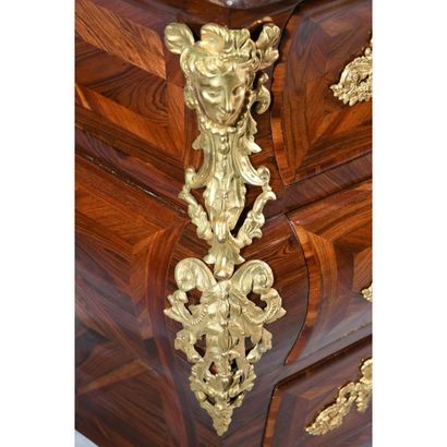 SPECTACULAIRE COMMODE TOMBEAU de forme ventrue...
