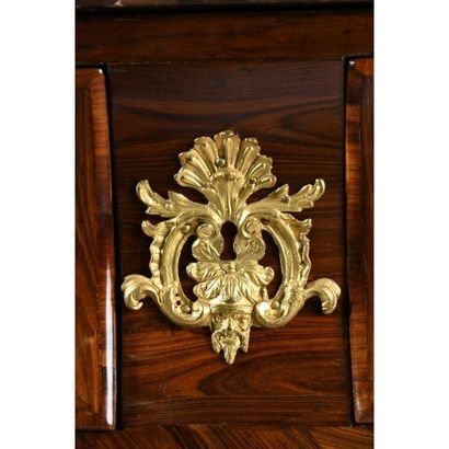 SPECTACULAIRE COMMODE TOMBEAU de forme ventrue...