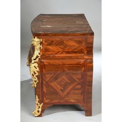 SPECTACULAIRE COMMODE TOMBEAU de forme ventrue...