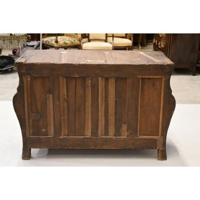 SPECTACULAIRE COMMODE TOMBEAU de forme ventrue...