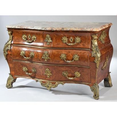 COMMODE TOMBEAU LOUIS XV galbée en façade...