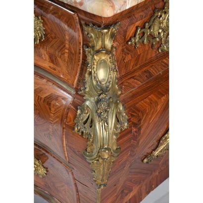 COMMODE TOMBEAU LOUIS XV galbée en façade...
