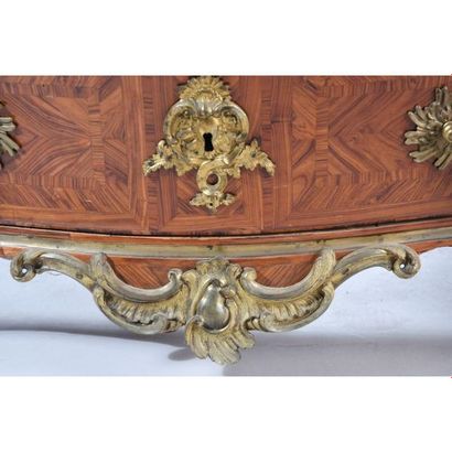 COMMODE TOMBEAU LOUIS XV galbée en façade...
