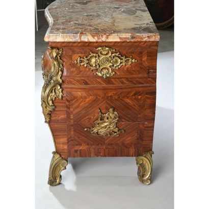 COMMODE TOMBEAU LOUIS XV galbée en façade...