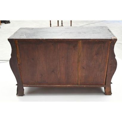COMMODE TOMBEAU LOUIS XV galbée en façade...