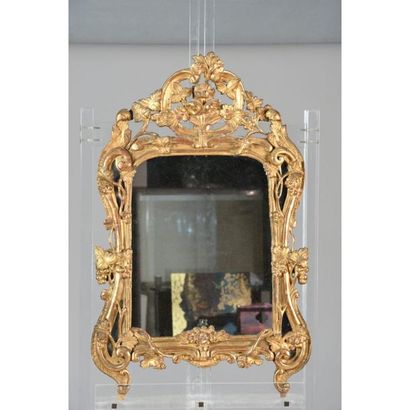 PETITE GLACE LOUIS XV en bois doré et sculpté...