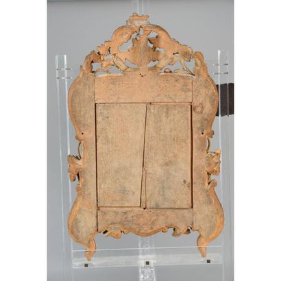 PETITE GLACE LOUIS XV en bois doré et sculpté...