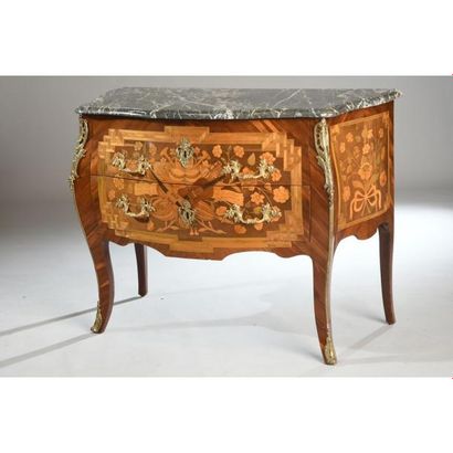 COMMODE SAUTEUSE LOUIS XV en placage de prunier...